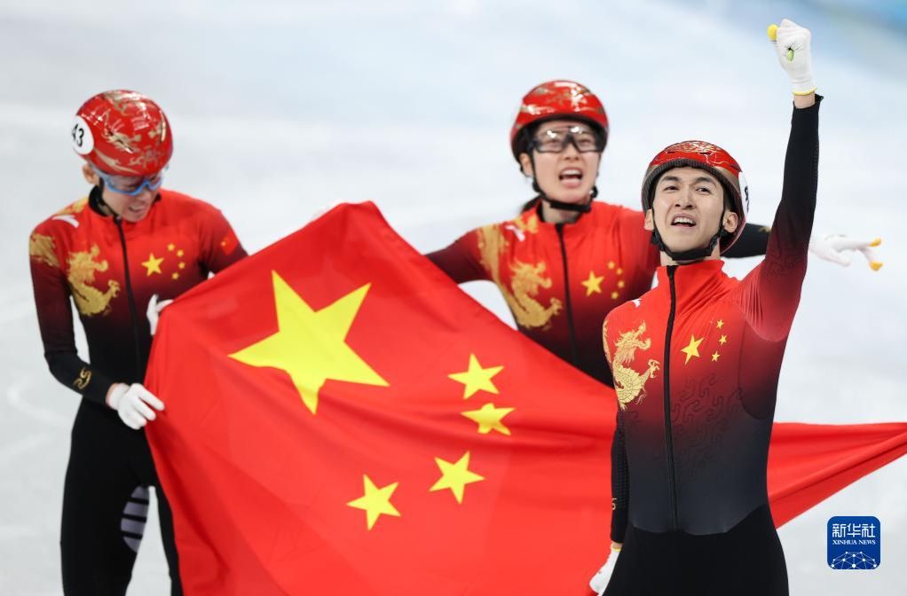 2月5日,中国队选手武大靖(右一)在比赛后庆祝。在首都体育馆举行的北京2022年冬奥会短道速滑项目混合团体接力决赛中,中国队夺得冠军。新华社记者 杨磊 摄